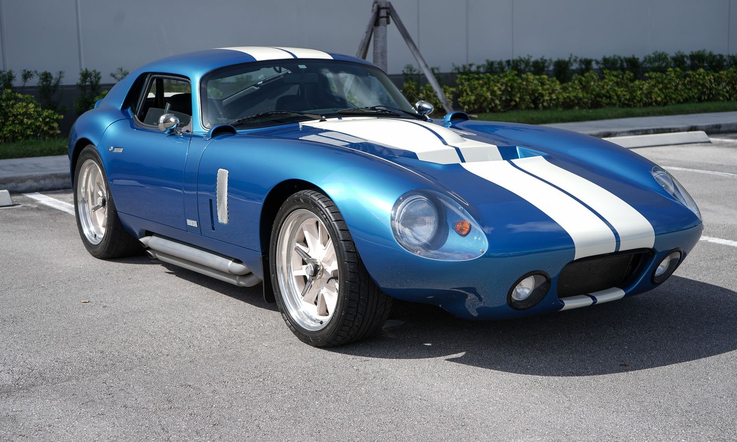 1964 Shelby Daytona Coupé Continuation CSX9000 Guardsman Blue & Wimbledon White stripes Exterior