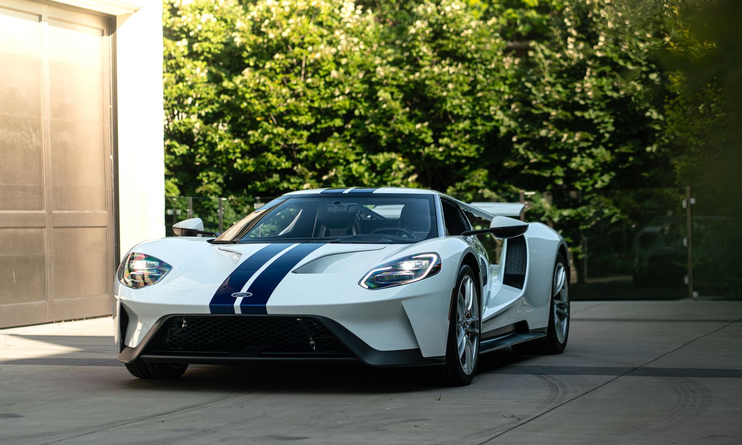 2018 Ford GT Frozen White/Sonic Blue Pearl Metallic Exterior
