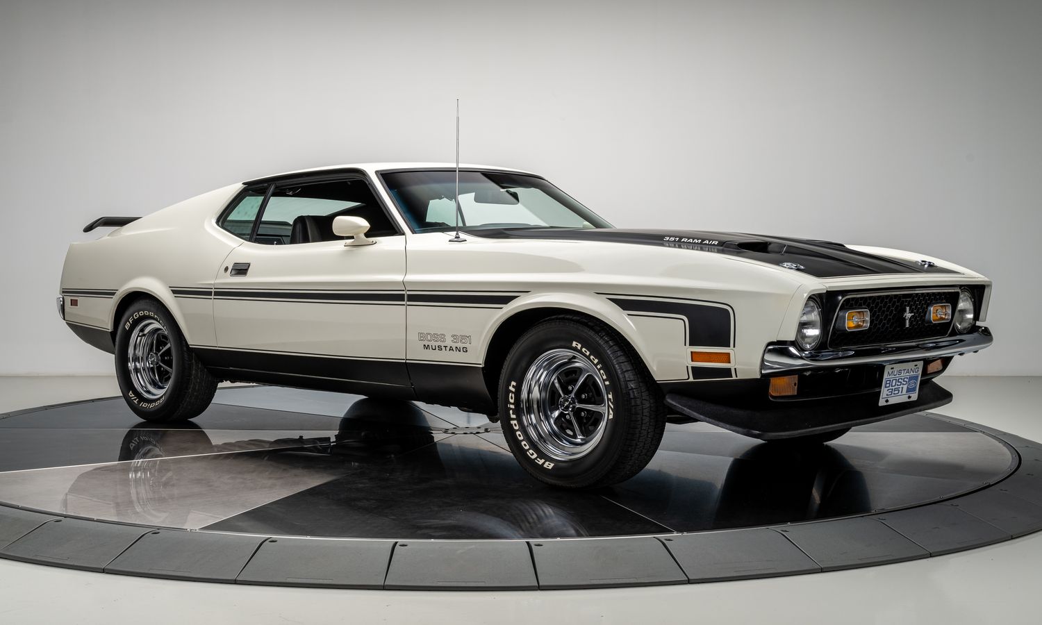1971 Ford Mustang Boss 351 White Exterior