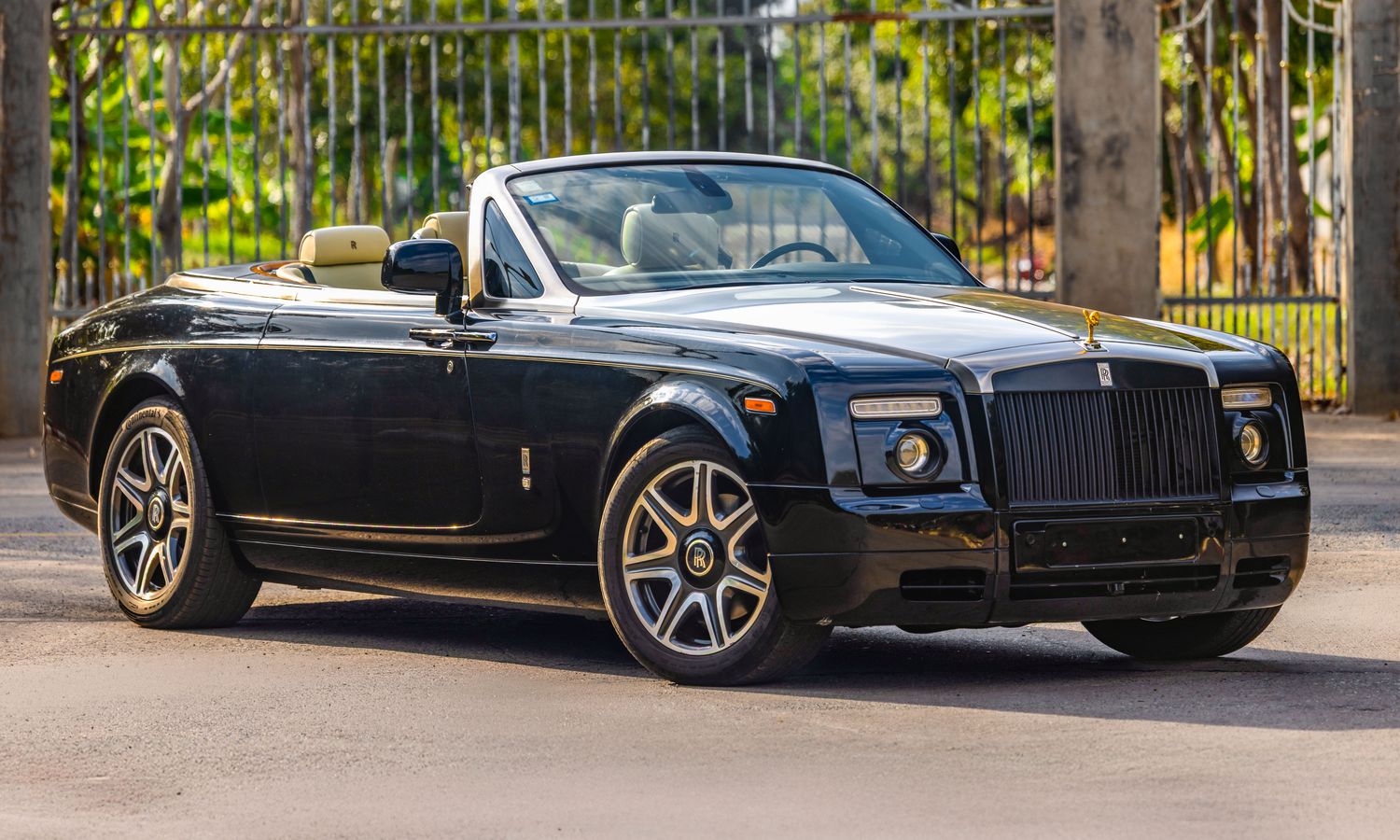 2011 Rolls-Royce Phantom Drophead Black and silver two-tone Exterior
