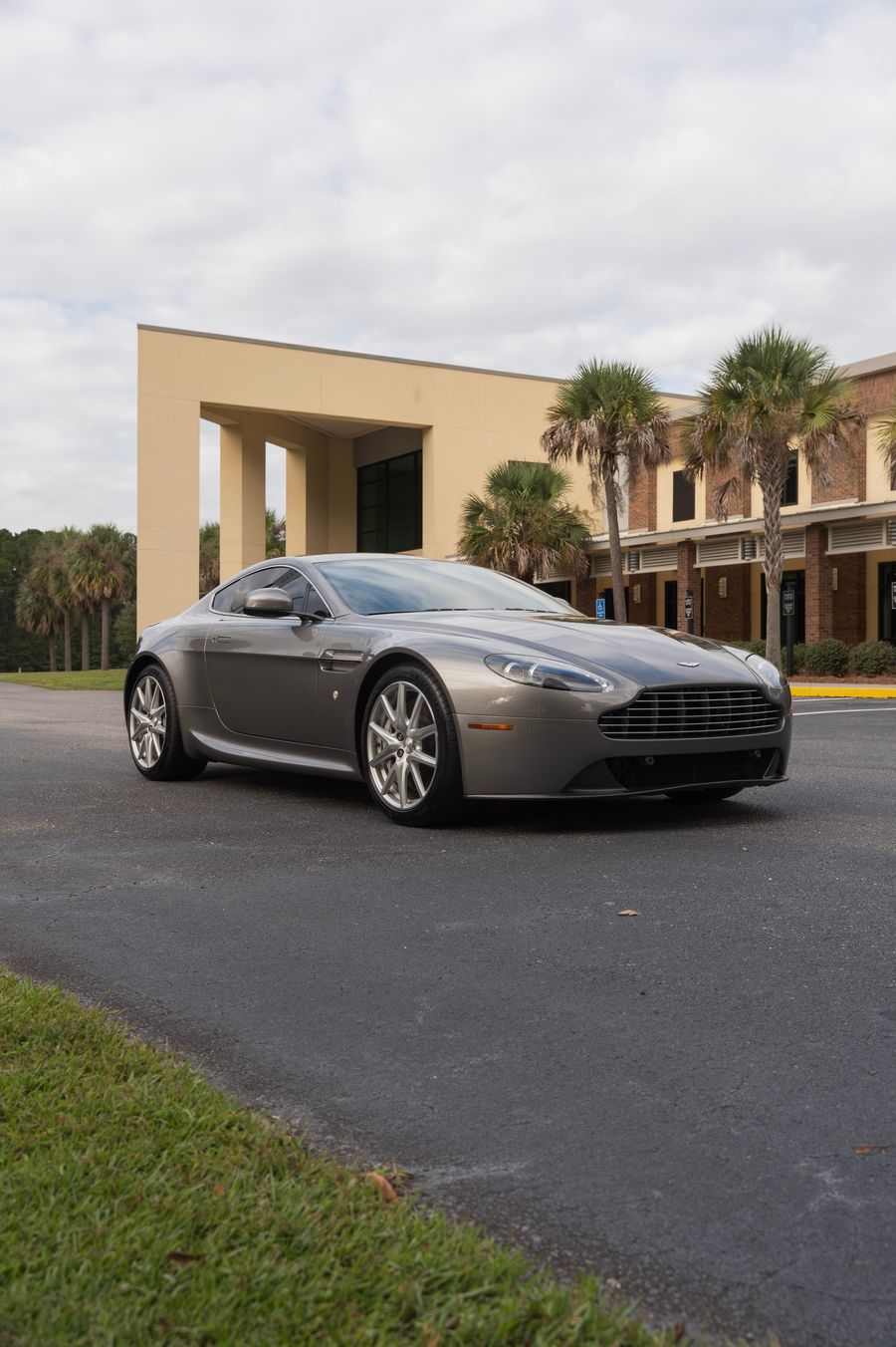 2014 Aston Martin V8 Vantage Thumbnail